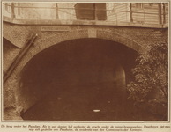 872824 Gezicht op de Pausdambrug over de overgang van de Nieuwegracht in de Kromme Nieuwegracht te Utrecht, met op de ...